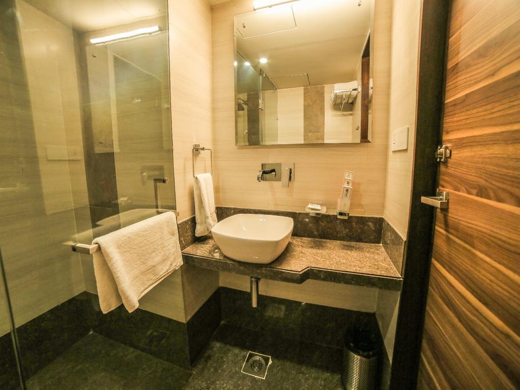 The Basil Park Hotel Bhavnagar Phòng bức ảnh