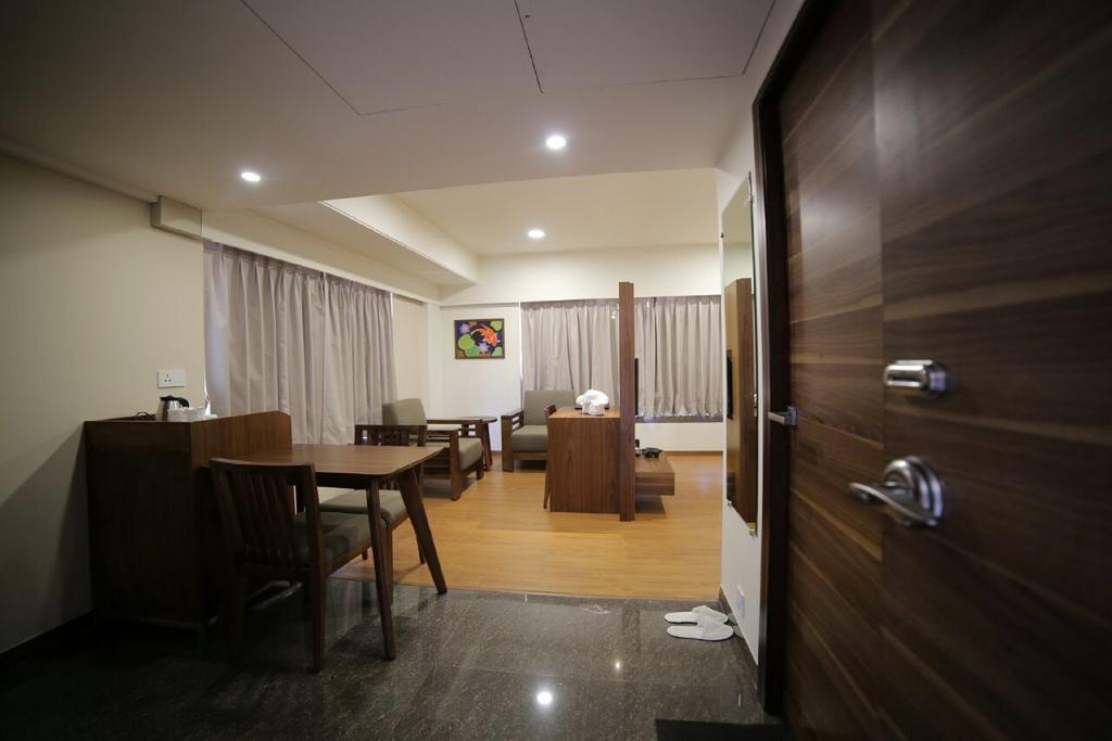 The Basil Park Hotel Bhavnagar Phòng bức ảnh